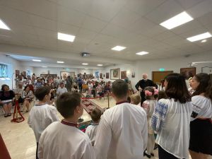 Weiterlesen: Prima Spovedanie, Împărtășanie festivă și sfârșit de an școlar într-un cadru tradițional românesc...