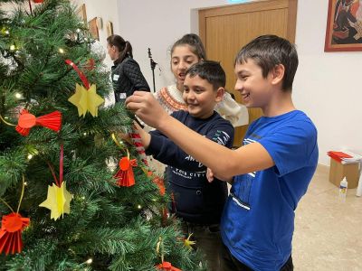 Weiterlesen: O sâmbătă plină de copii și brăduțul de Crăciun din Sala Parohială a Bisericii